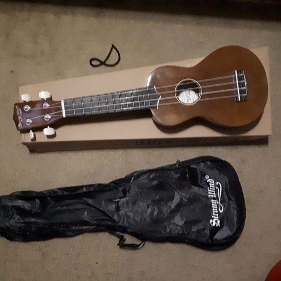 Ukelele - Picture 1 of 3